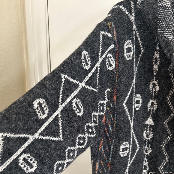 Model France Long Sweater - Picture 2 of 9